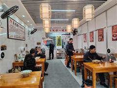 青山小区农贸市场旁75平青羊肉粉店，2.8万低价急转